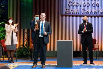 El Cabildo entrega sus honores y distinciones a 19 personas y entidades por su labor en favor de la sociedad grancanaria/TA.